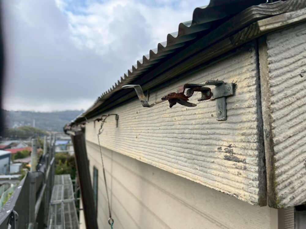 雨どいの劣化した固定金具