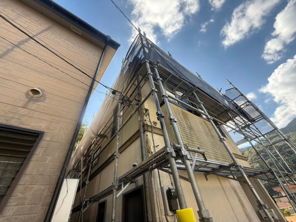 写真：自慢の頑丈な足場、台風時でも安心できる足場です