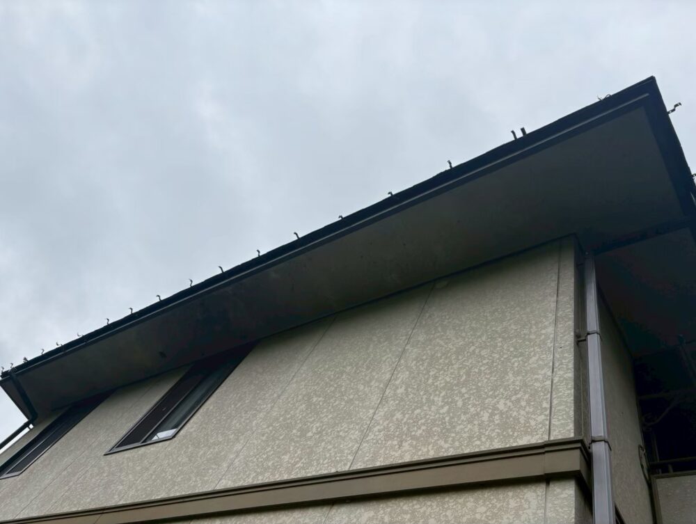 写真：軒樋が外れ、屋根先端から垂れ下がっている施工前の様子
